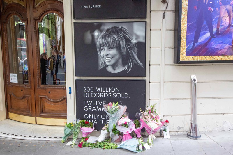 Fans legen Blumen für die verstorbene Tina Turner ab