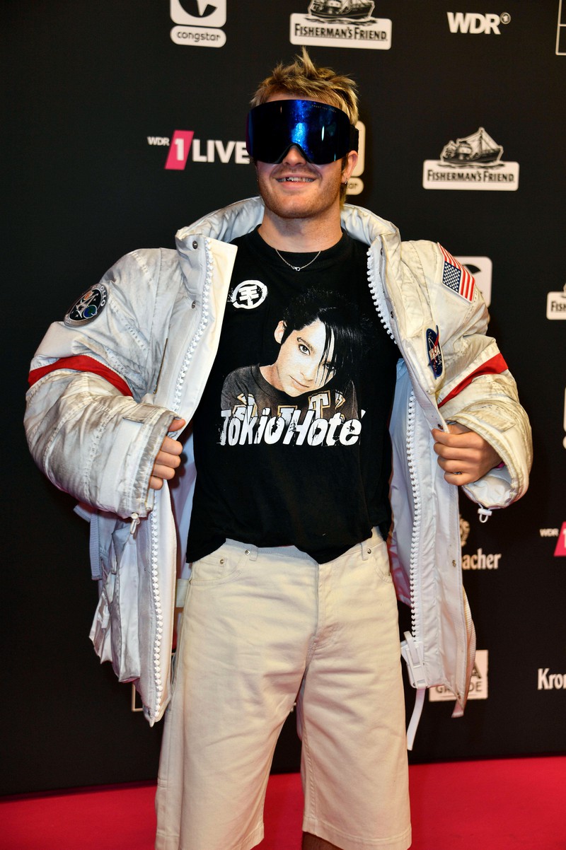 Ski Aggu trägt gerne Bandshirts von Tokio Hotel.