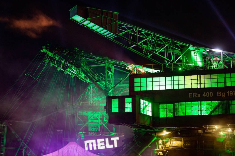 Das Melt Festival verzaubert durch seine aufwendige Bühnen und Kunstinstallationen die Festivallandschaft in Deutschland.