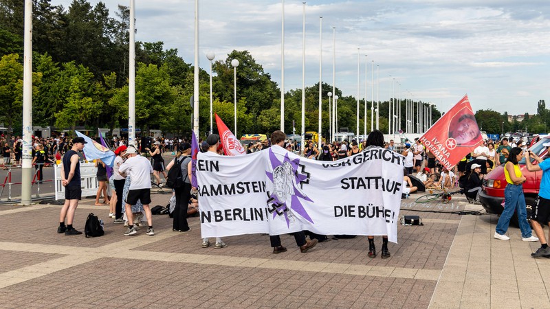 Am Samstagabend protestierten mehrere Hunderte vor dem Olympiastadion gegen die Berlin-Konzerte von Rammstein.
