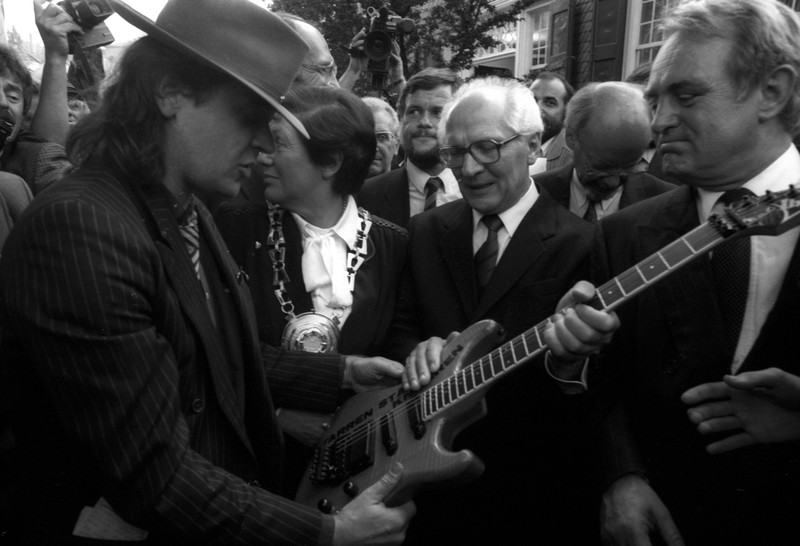 Udo Lindenberg überreichte 1987 dem Politiker Erich Honecker eine Gitarre.