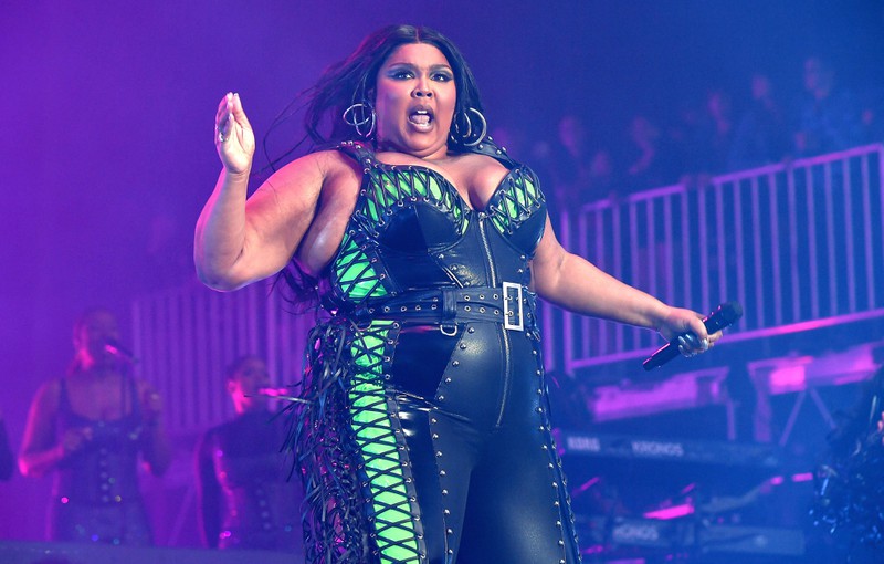 Popstar Lizzo wird mit harten Vorwürfen konfrontiert.