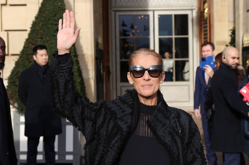 Céline Dion zeigt sich nach langer Pause wieder öffentlich bei Eishockeyspiel in Las Vegas.