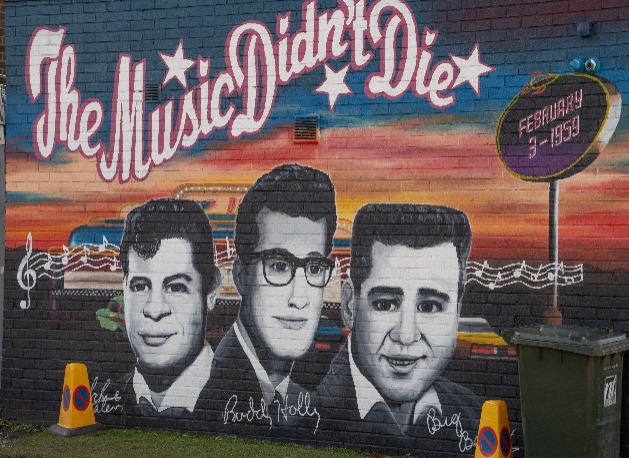Die Musiker, die bei diesem Unfall ums Leben kamen, waren Buddy Holly, Ritchie Valens und J.P. „The Big Bopper" Richardson.