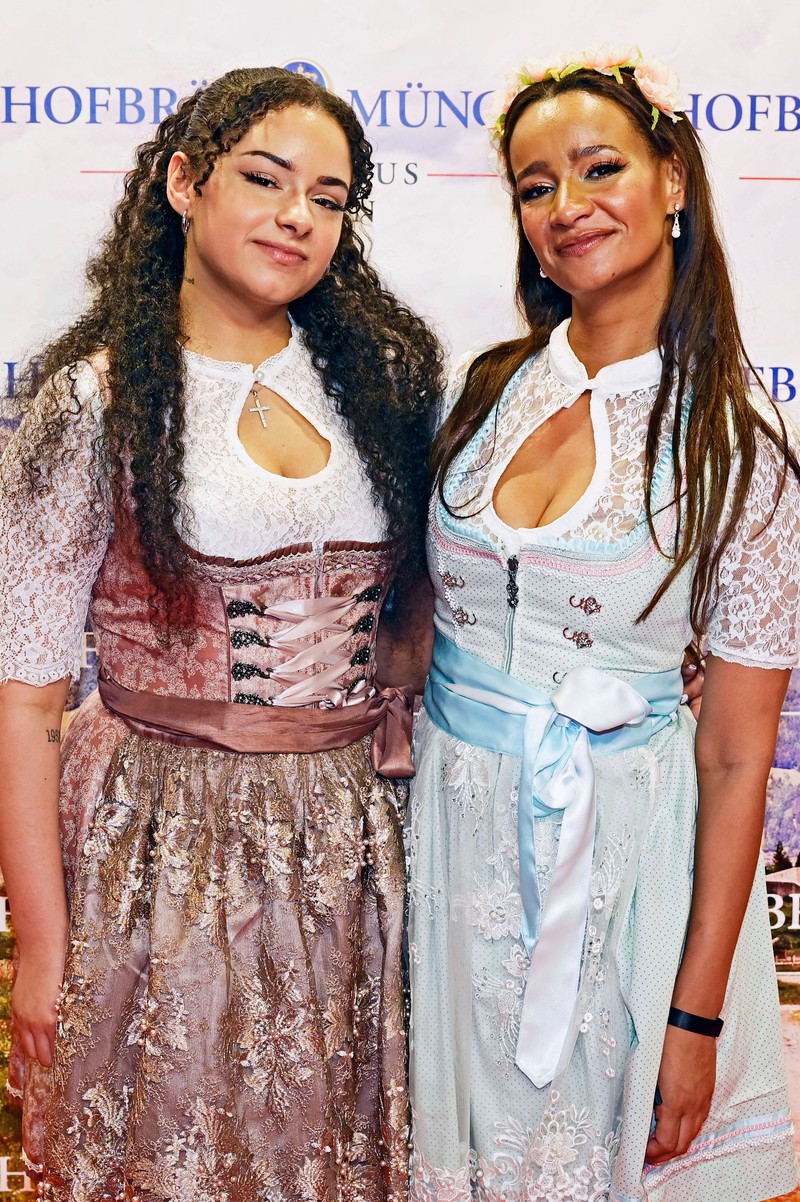 Gabriella De Almeida Rinne mit ihrer Tochter Alicia Milane De Almeida Rinne beim Wiesn-Anstich zum Oktoberfest 2023 im Hofbräu Berlin.