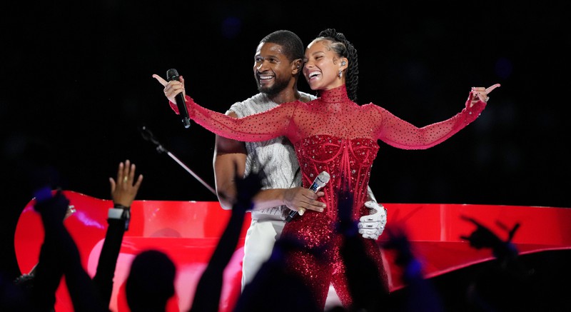 Usher trat zusammen mit Überraschungsgästen wie Alicia Keys bei der Halbzeitshow vom Super Bowl auf.