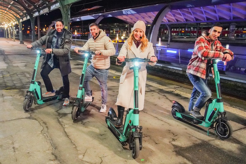 Die Jünger*innen reisten mit E-Scooter zum letzten Abendmahl an.