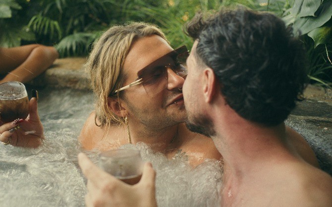 Vei der Einweihungsparty seines neuen Pools knutscht Bill Kaulitz mit Jannik Kontalis.