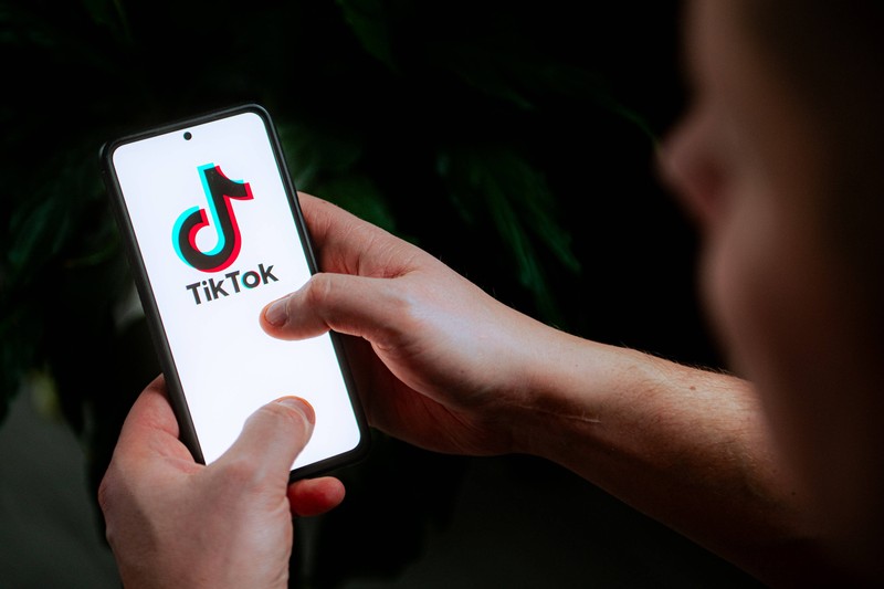 Auch 2024 gibt es auf TikTok einige Trends, die wir kennen sollten.